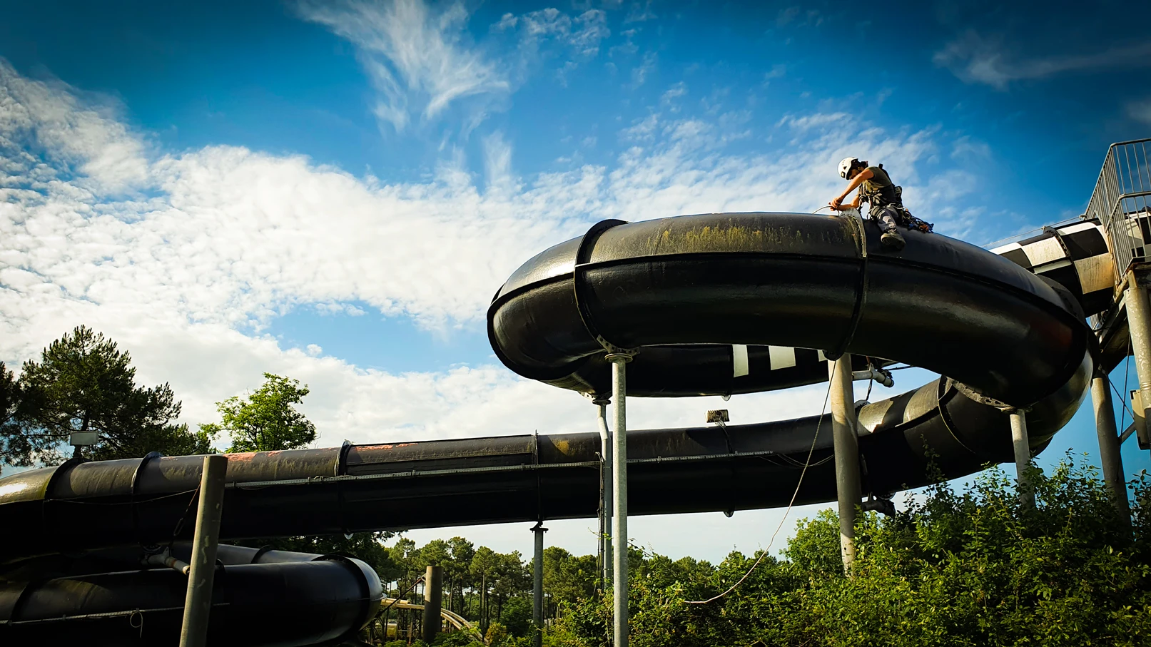 Retouches de peinture sur un toboggan aquatique à Gujan-Mestras